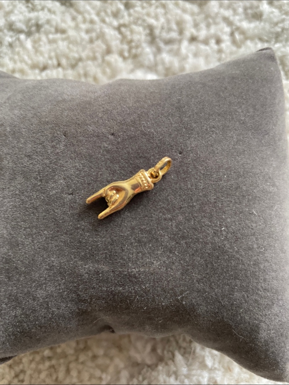 Gold Vintage Mano Cornuto Pendant - Picture 2 of 2